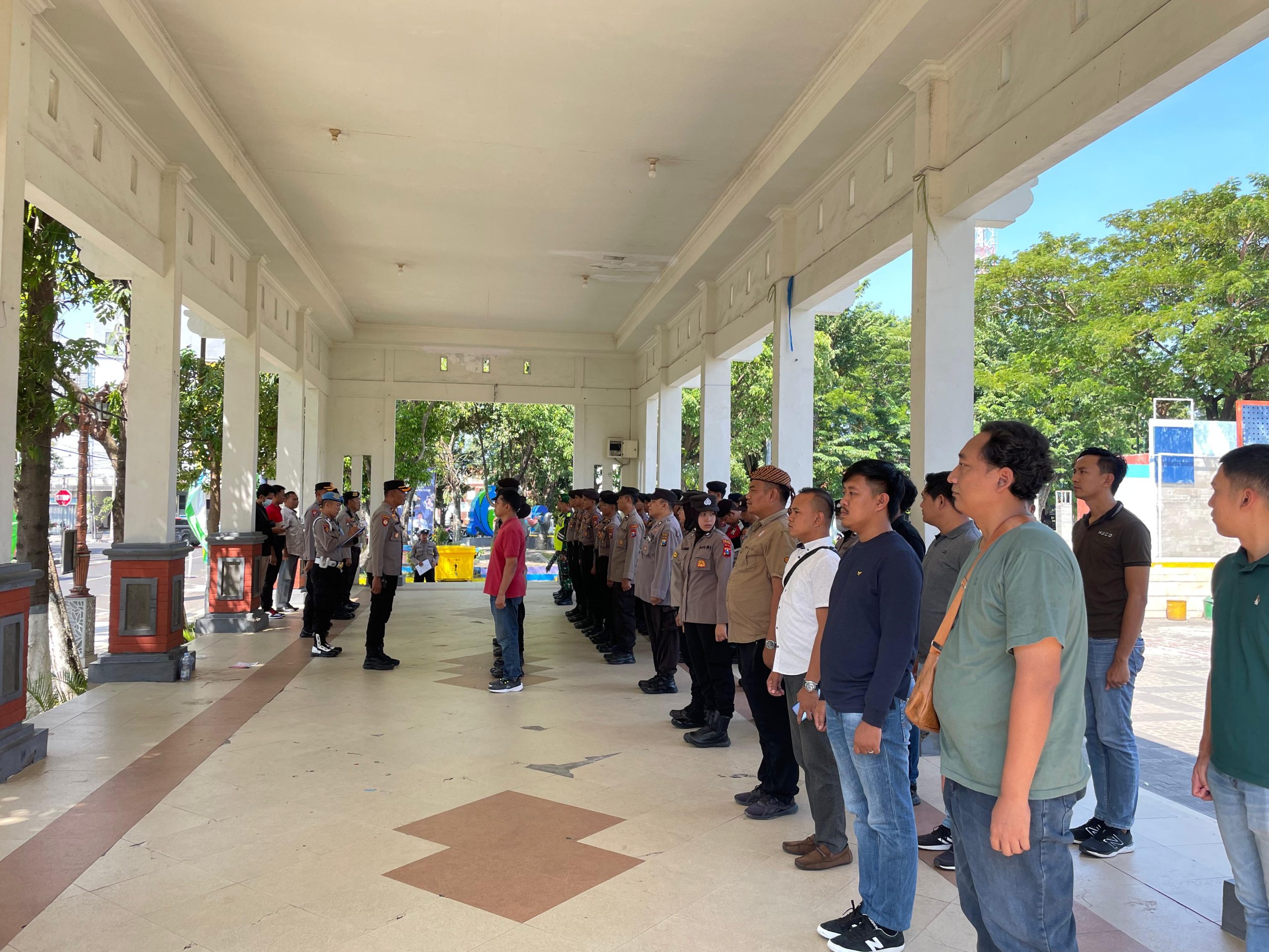 Polres Lamongan Menggelar Apel Pengamanan Pemberangkatan Calon Jamaah Haji Kabupaten Lamongan