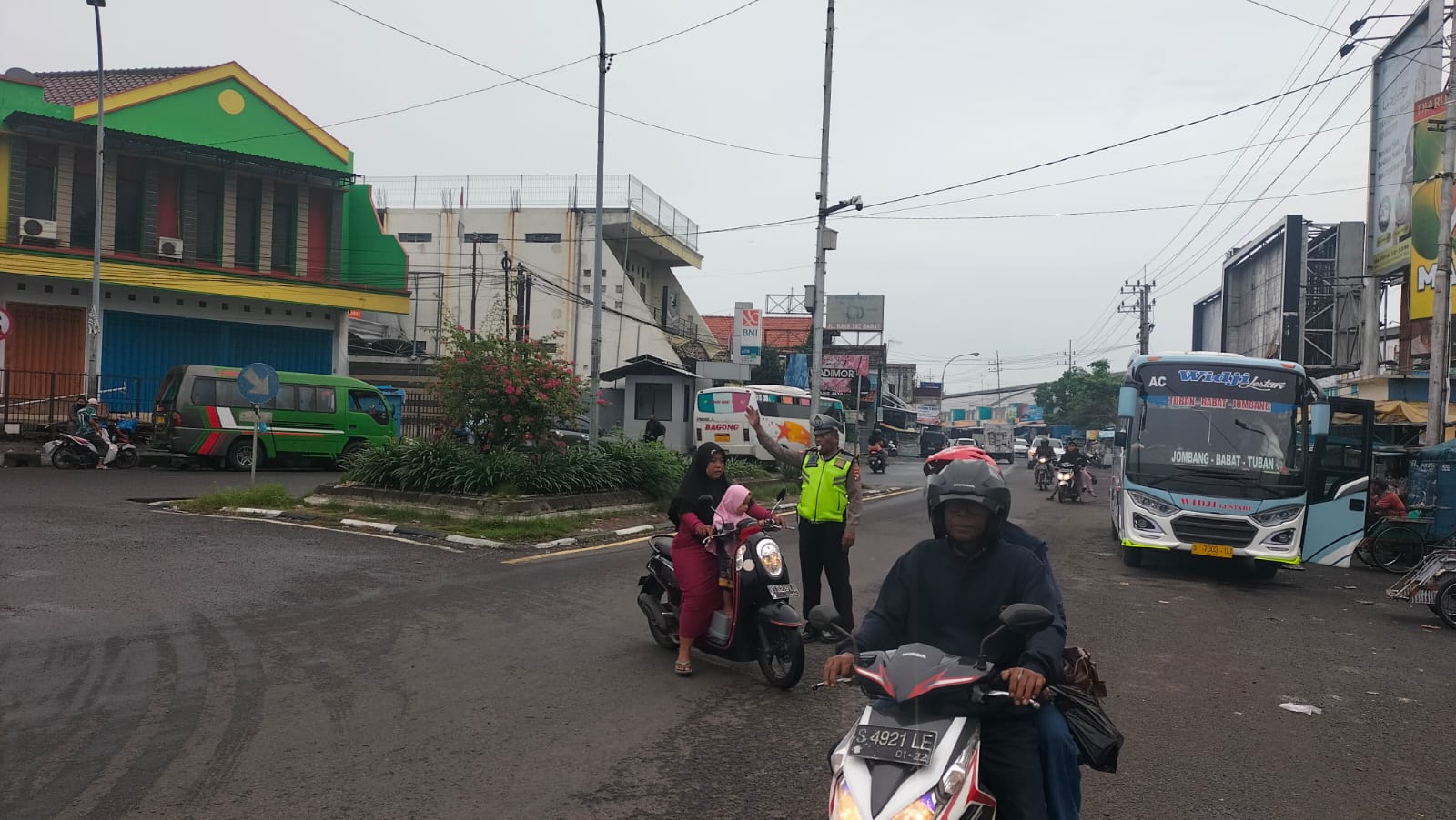 Personel Polres Lamongan Laksanakan Commander Wish Pagi