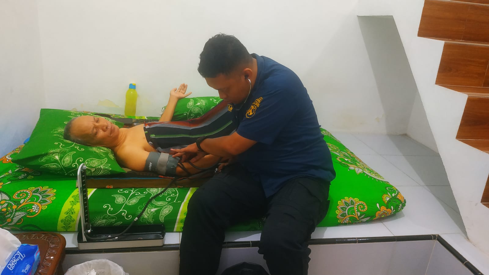 Kasi Dokkes Polres Lamongan Periksa Kesehatan Aiptu Suwadi, Wujud Kepedulian Pimpinan Terhadap Anggota