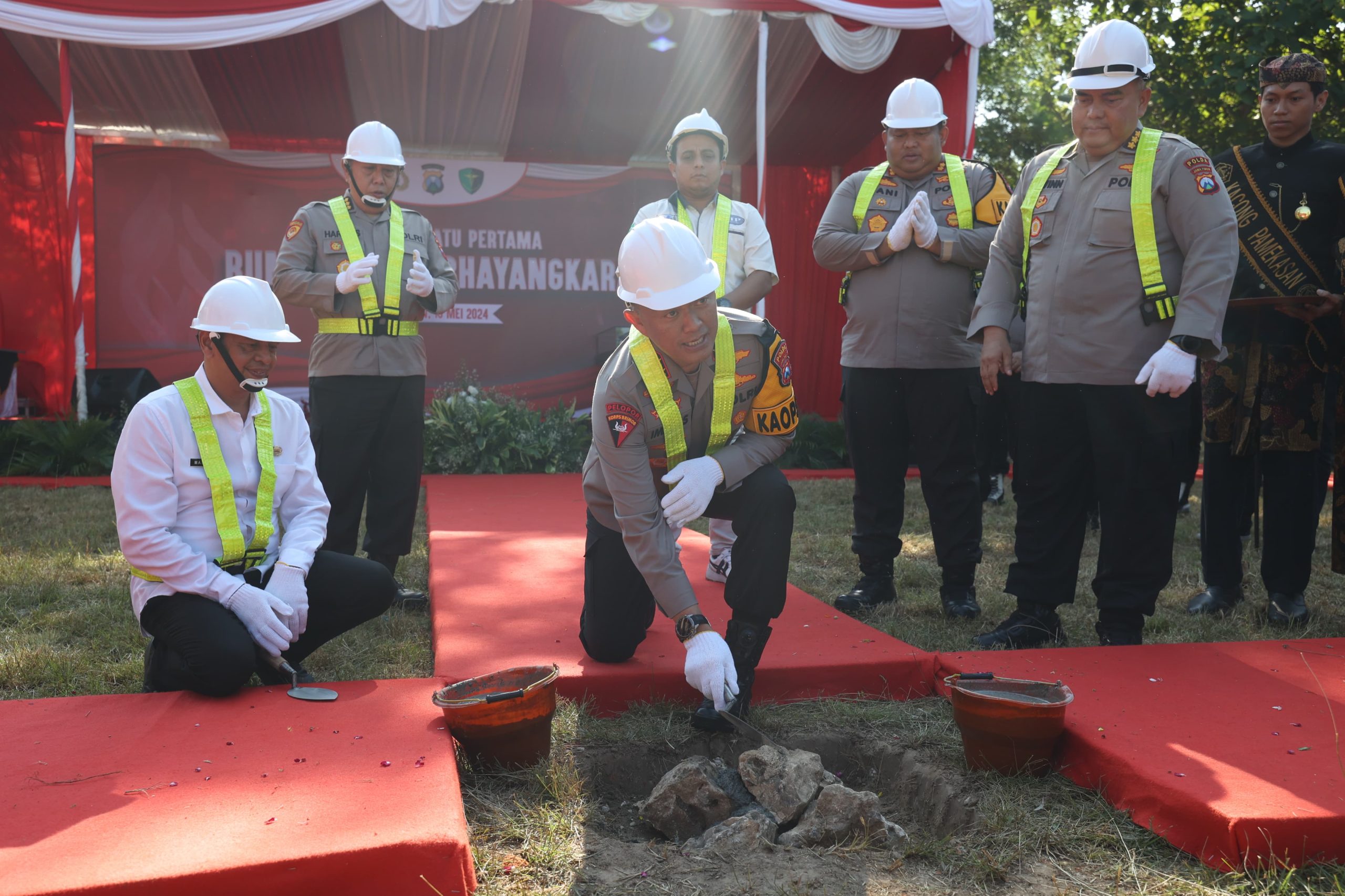 Kapolda Jatim Letakan Batu Pertama Pembangunan Rumah Sakit Bhayangkara di Pamekasan
