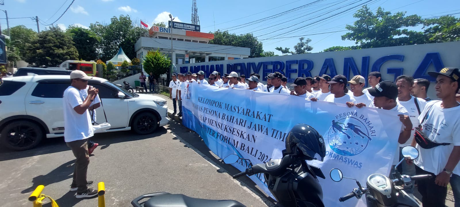 Bersama Polisi Jaga Jalur Penyeberangan di Pelabuhan Rakyat Pokmas Kelautan Banyuwangi Dukung WWF ke -10