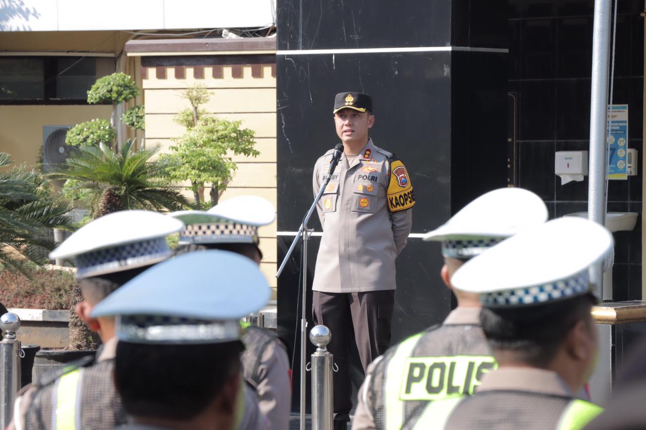 Kapolres Lamongan Pimpin Apel Pagi di Mapolres Lamongan