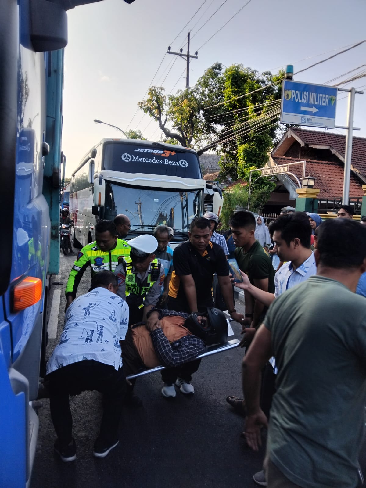 Unit Gakkum Satlantas Polres Lamongan Berhasil Evakuasi Pelajar yang Nyaris Tewas di Kolong Truck Tronton