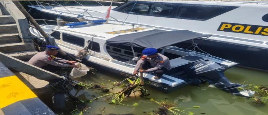 Polairud Polres Lamongan Laksanakan Program Unggulan “Giat Sapu Bersih Sampah di Laut” Bersama Warga Nelayan