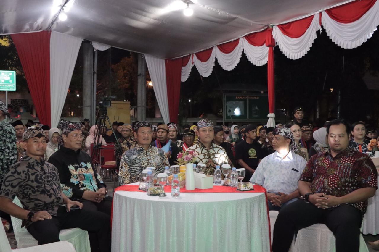 Kapolres Lamongan Hadiri Pagelaran Wayang Kulit dalam Rangka Hari Jadi Lamongan ke-455 dan Sosialisasi Ketentuan Peraturan Perundang-undangan di Bidang Cukai