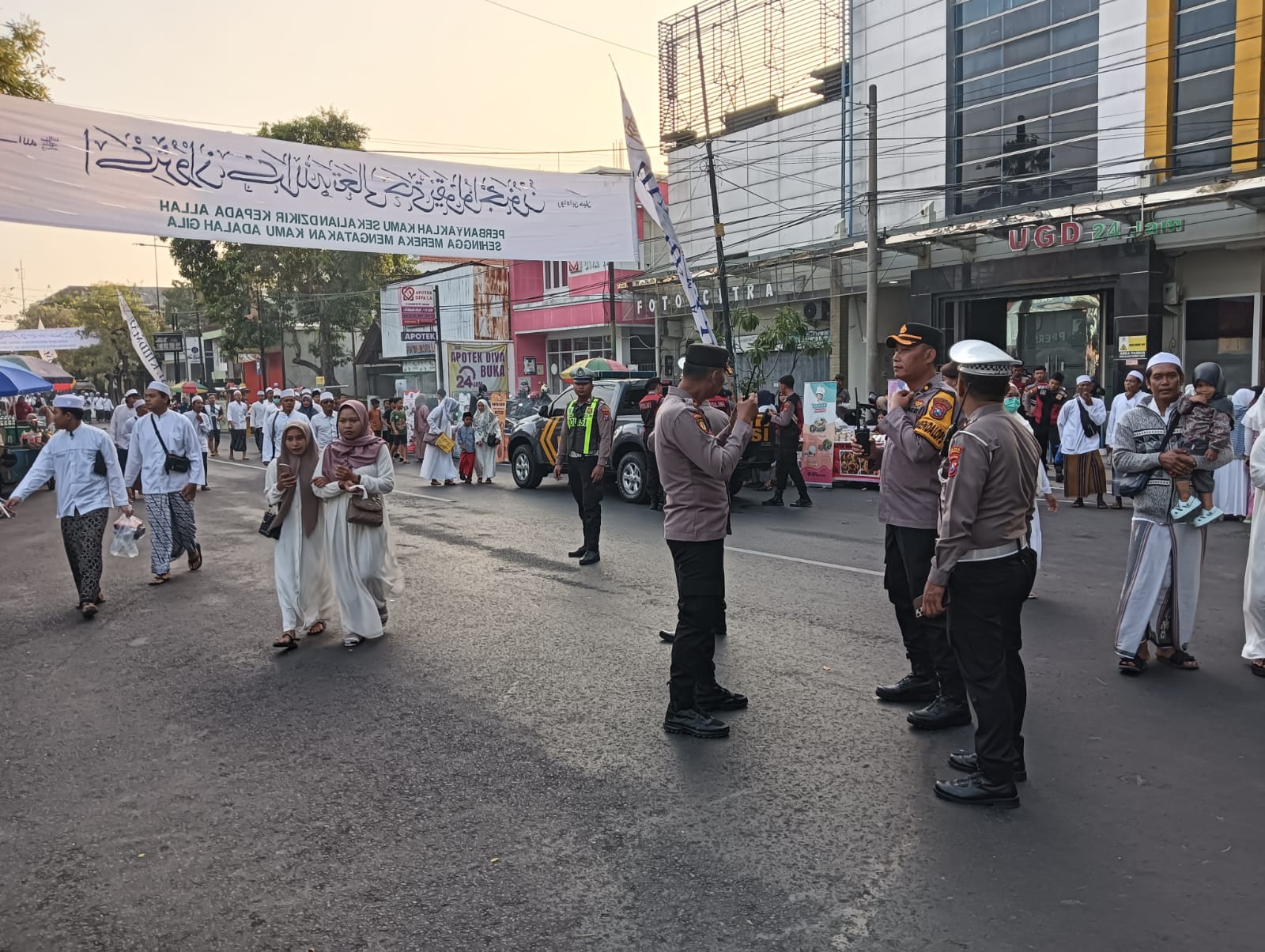 Polres Lamongan Amankan Kegiatan Majlis Dzikir Maulidur Rasul SAW Dan Haul Akbar Lamongan 2024 Jamaah Al Khidmah Dalam Rangka Hari Jadi Lamongan Ke-455