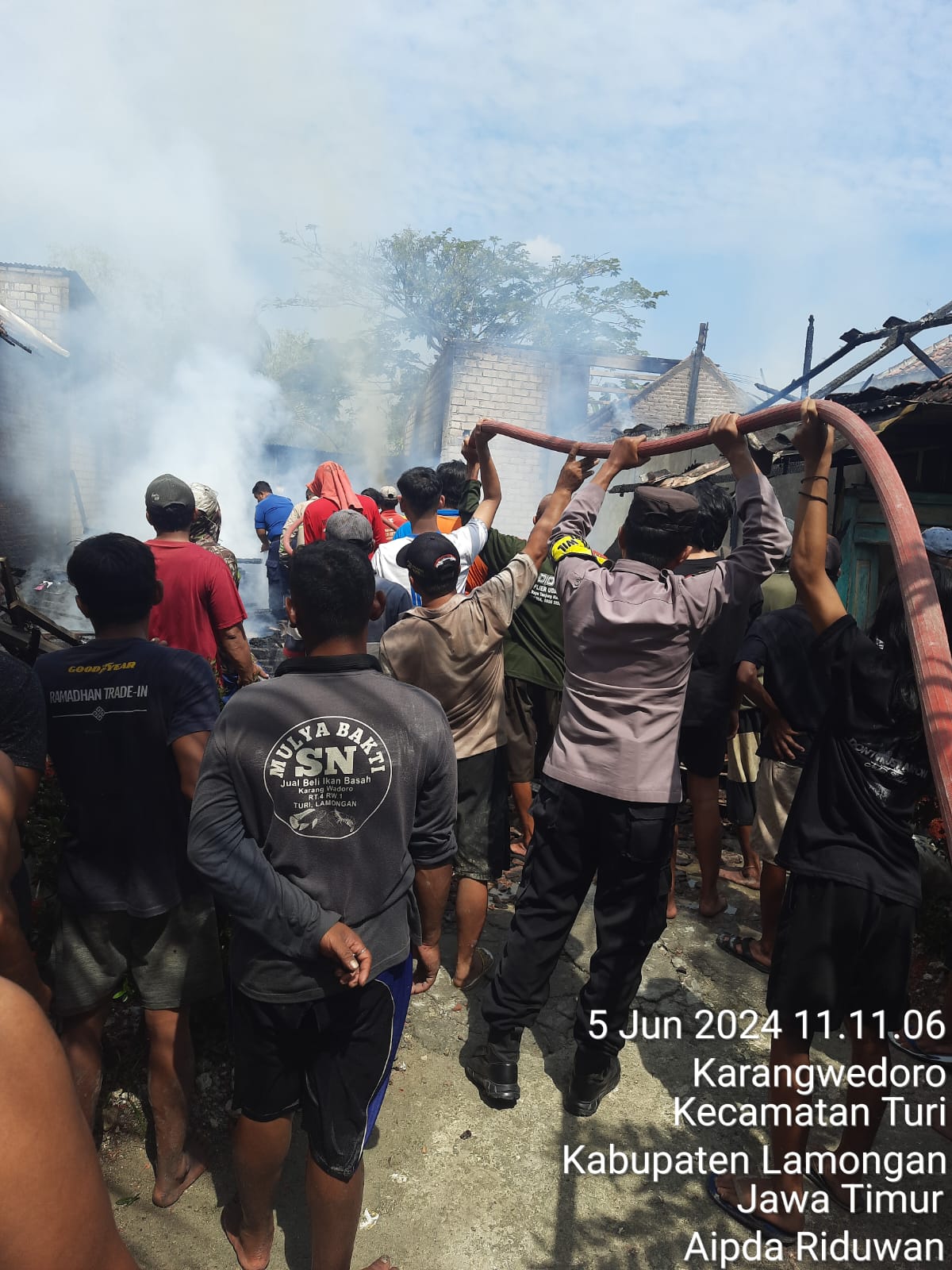 Polsek Turi Bersama Damkar dan Warga Sekitar Berhasil Padamkan Api di Dusun Doro