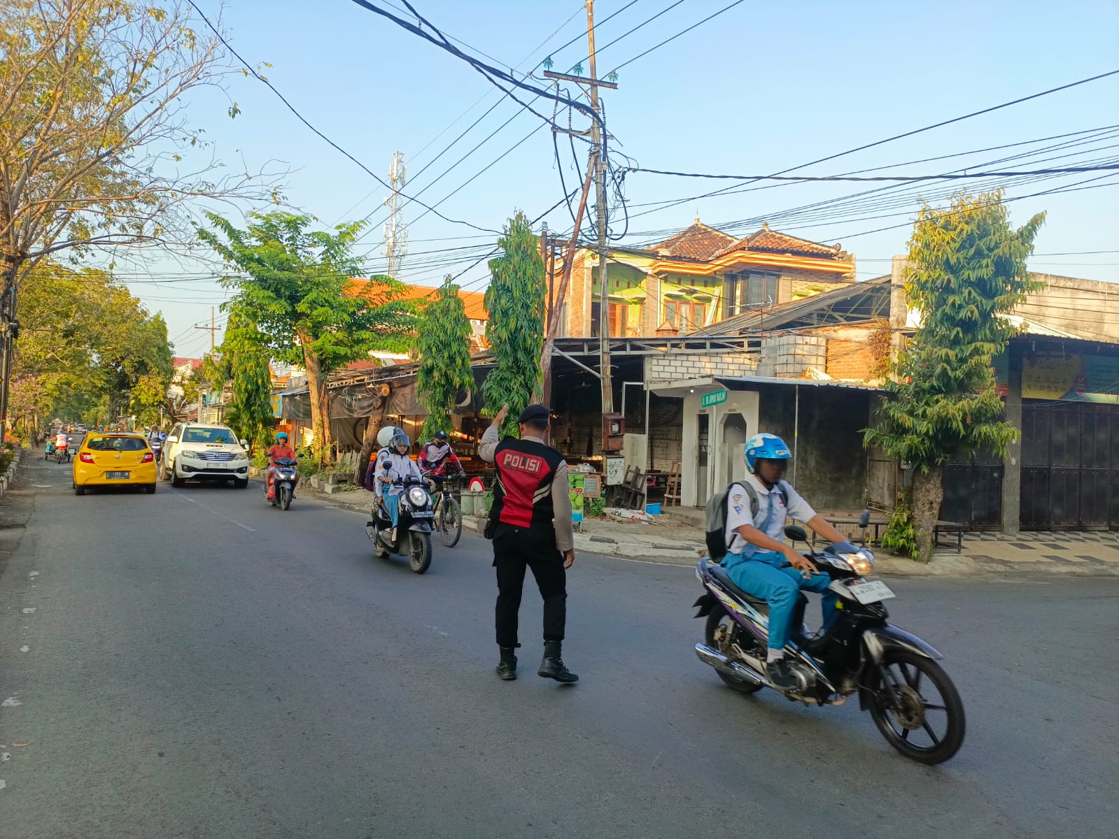 Anggota Polres Lamongan Laksanakan Commander Wish Pagi