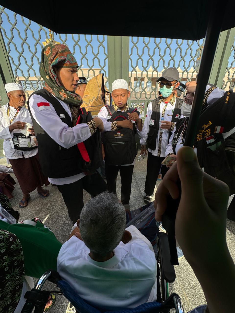 kisah polwan bantu jemaah haji saat cuaca panas di arab saudi