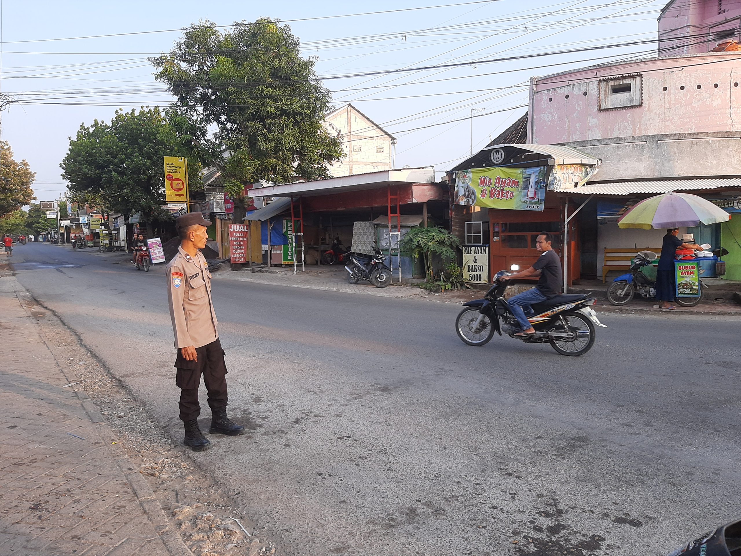 Anggota Polres Lamongan Laksanakan Kegiatan Commander Wish Guna Kelancaran Arus Lalu Lintas