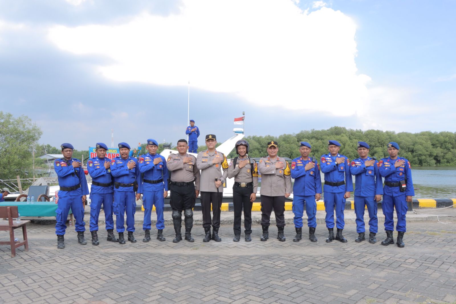Polres Lamongan Gelar Jumat Curhat Bersama Dengan Pak Bhabin Ipda Herman dan Aipda Ambarita Di Pelabuhan Sedayu Lawas