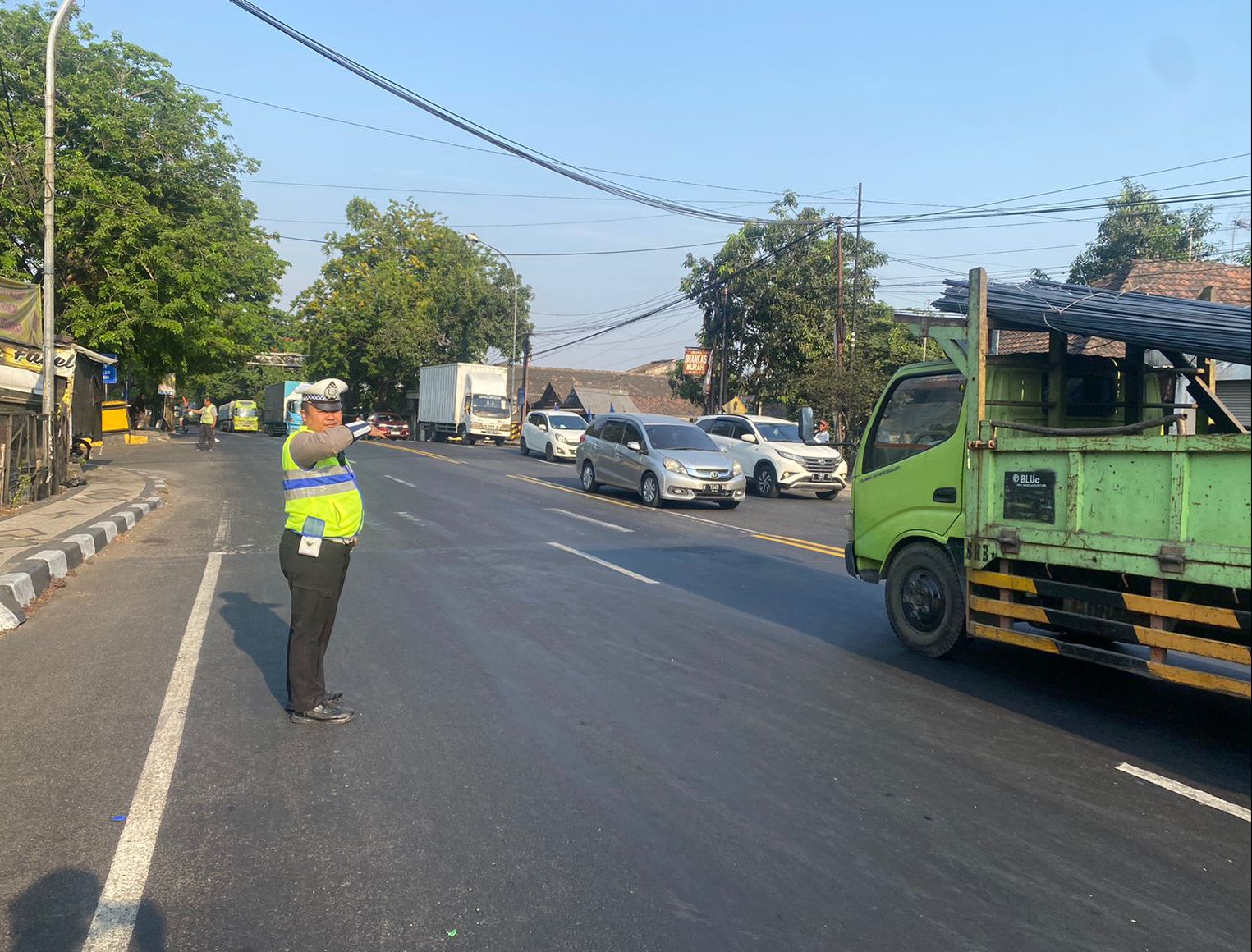 Pengaturan Lalu Lintas oleh Polres Lamongan Beri Kenyamanan masyarakat dijalan