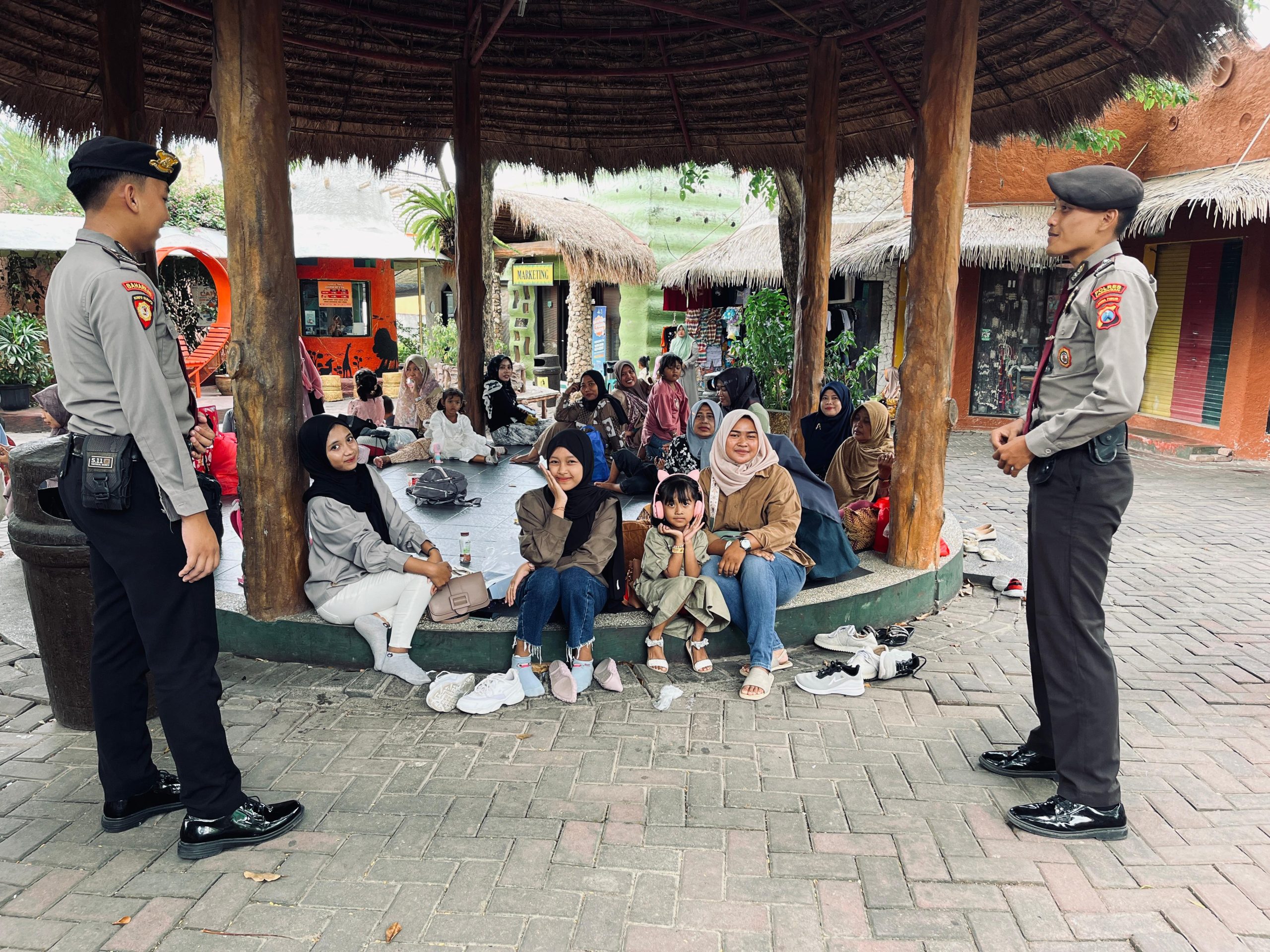 Polres Lamongan Laksanakan Pengamanan Di Tempat Wisata WBL dan Maharani Zoo