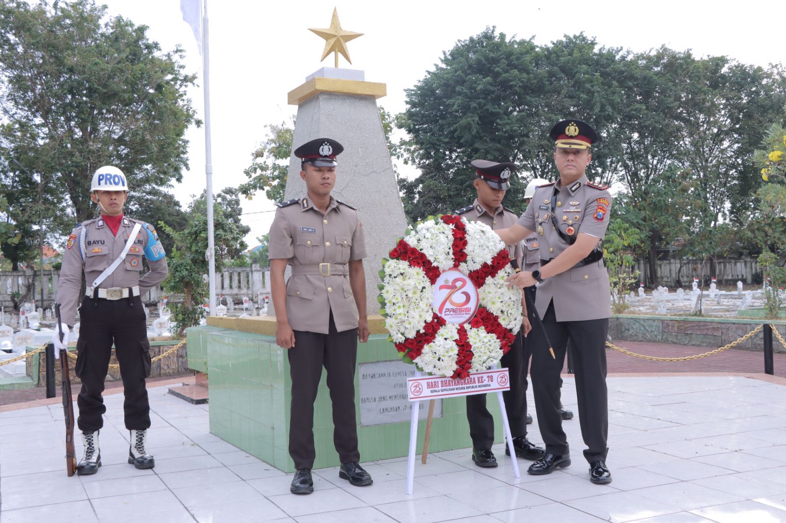Polres Lamongan Laksanakan Upacara Ziarah Rombongan dan Tabur Bunga dalam Rangka Hari Bhayangkara ke-78