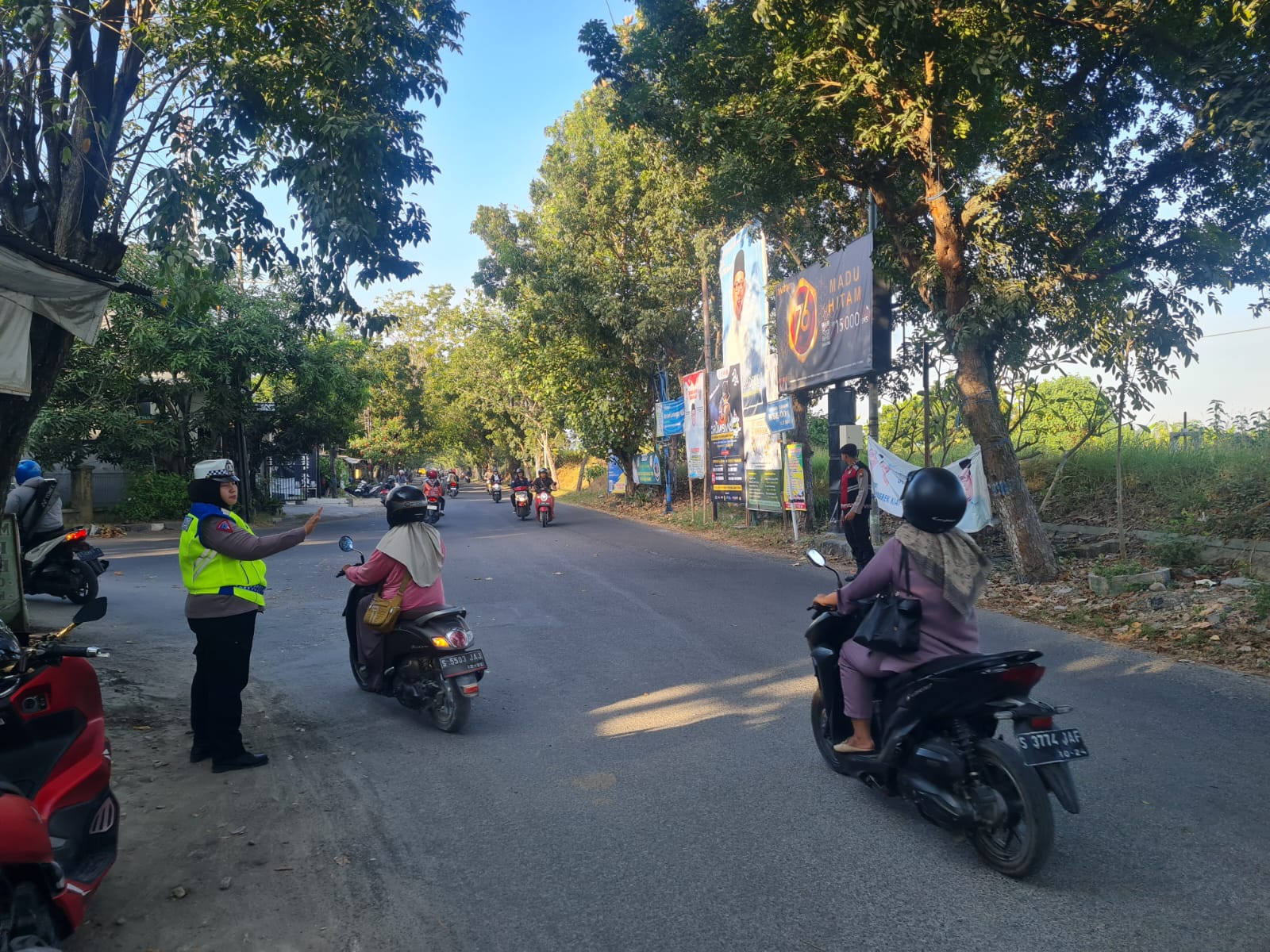 Anggota Polres Lamongan Lakukan Kegiatan Commander Wish Guna Kelancaran Arus Lalu Lintas