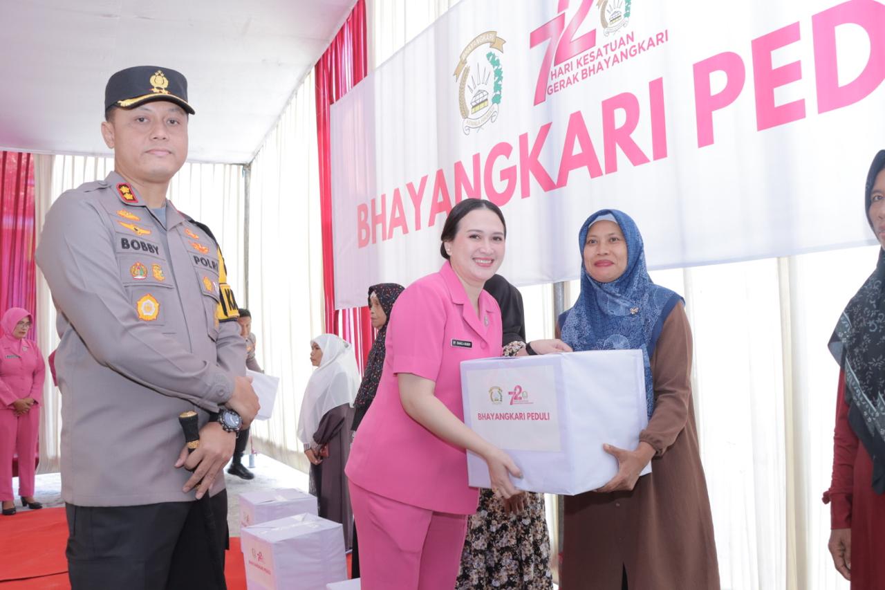 Polres Lamongan Bersama Bhayangkari Cabang Lamongan Laksanakan Aksi Kemanusiaan dalam Rangka Hari Bhayangkara ke-78