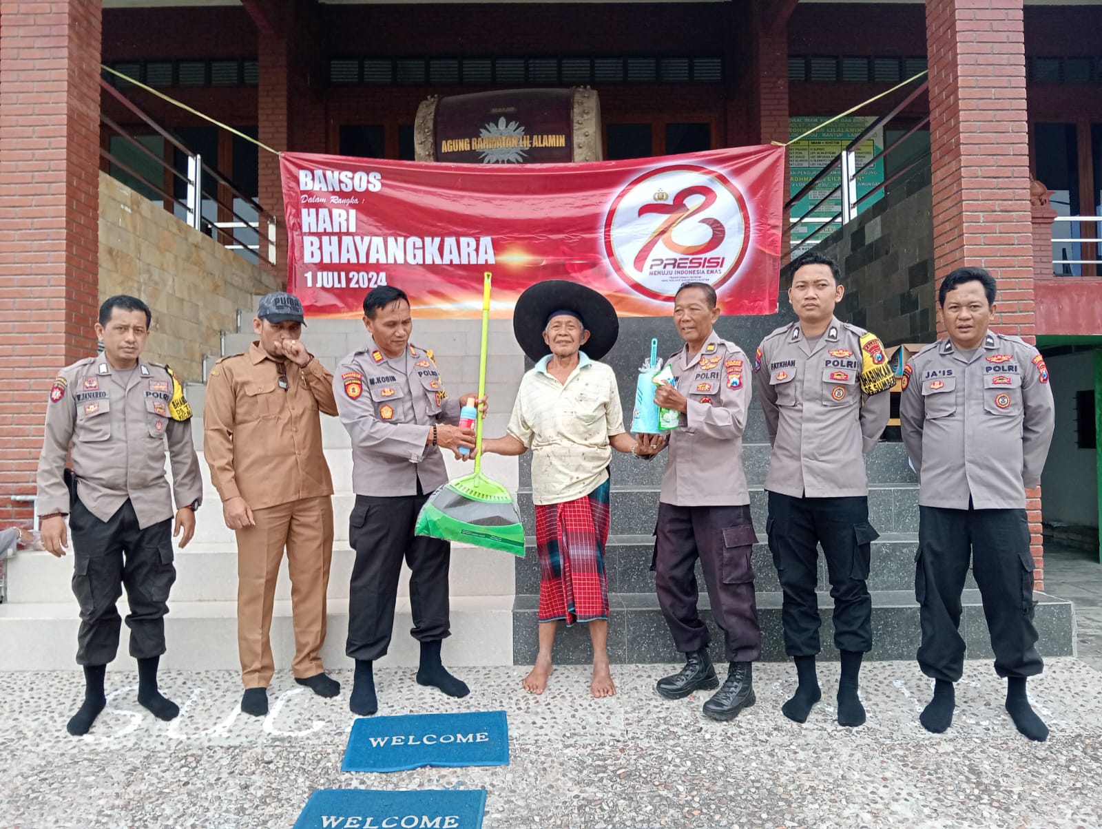 Polsek Mantup Berikan Santunan ke Panti Asuhan dalam Rangka Peringatan HUT Bhayangkara ke-78