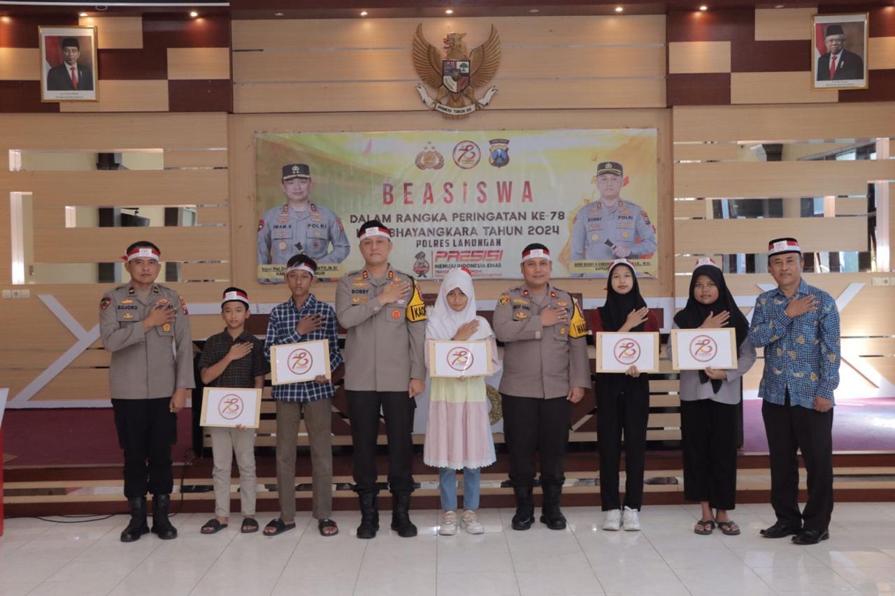 Dukung Pendidikan, Polres Lamongan Berikan Beasiswa pada 34 Siswa di Hari Bhayangkara ke 78