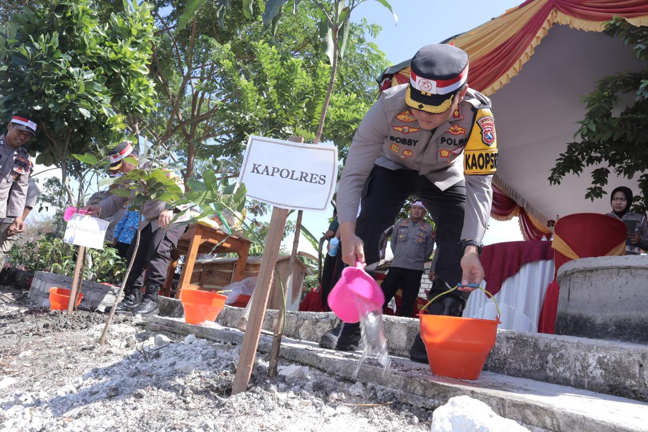 Momentum Hari Bhayangkara ke-78: Kapolres Lamongan Tanam 1.000 Pohon dan Bagikan Bibit kepada Masyarakat