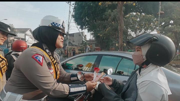 Polwan Polres Mojokerto Berbagi Coklat Ajak Masyarakat Tertib Lalu Lintas