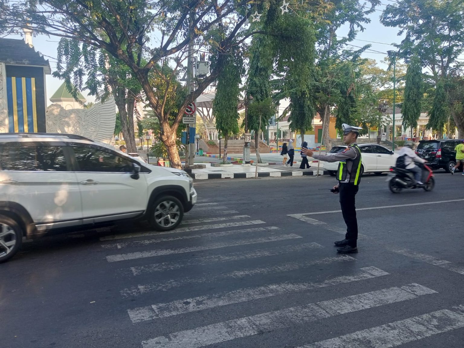 Personel Polres Lamongan Lakukan Commander Wish Guna Berikan Rasa Aman Dan Nyaman Bagi Masyarakat