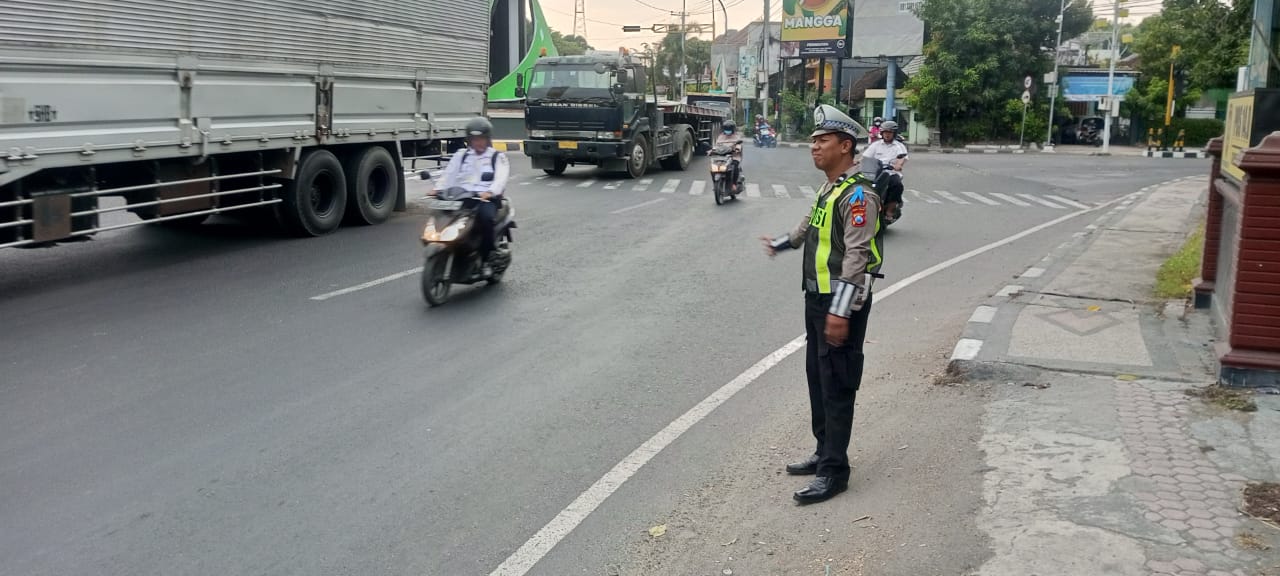 Polres Lamongan Ciptakan Kelancaran Arus Lalin Melalui Commander Wish