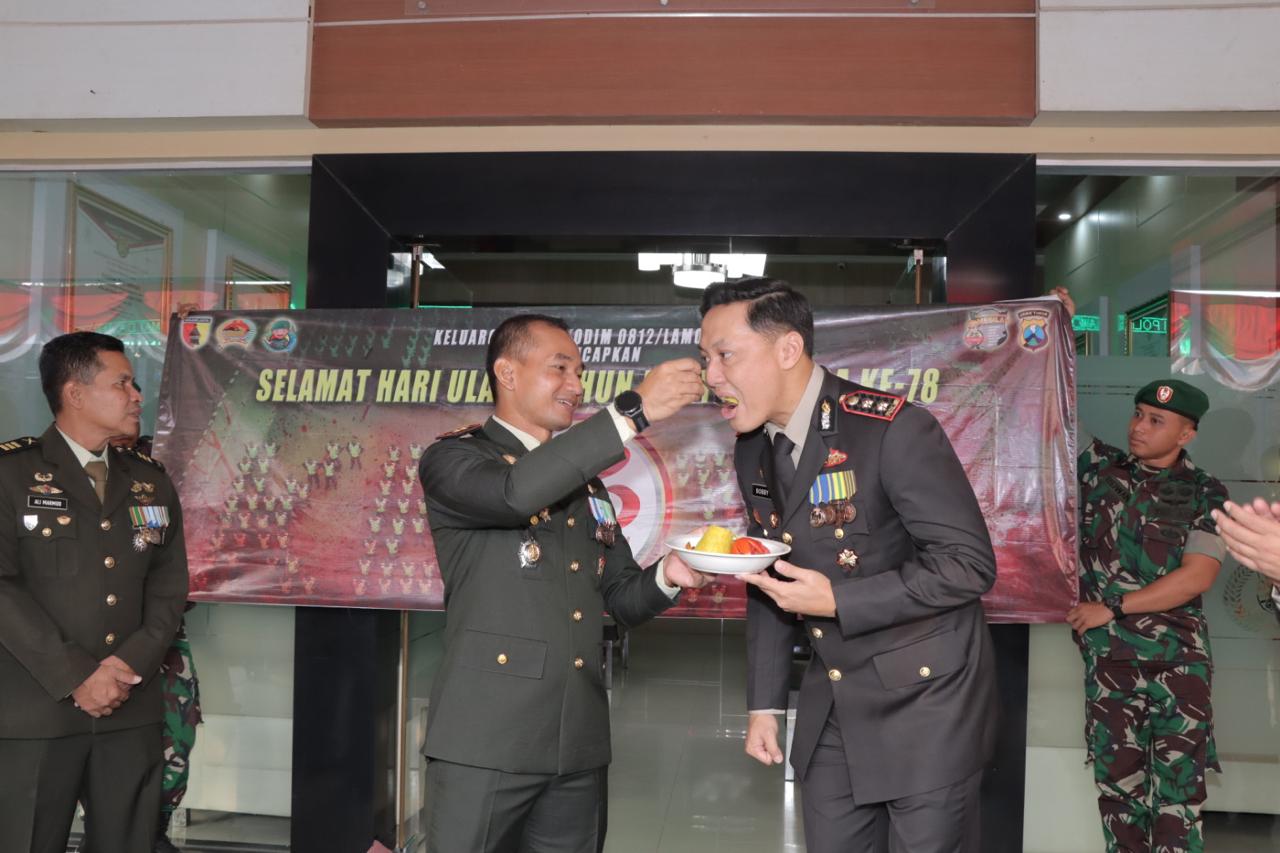 Kapolres Lamongan Di Datangi Dandim 0812/Lamongan Secara Mendadak Saat Akan Pimpin Upacara HUT Bhayangkara ke 78