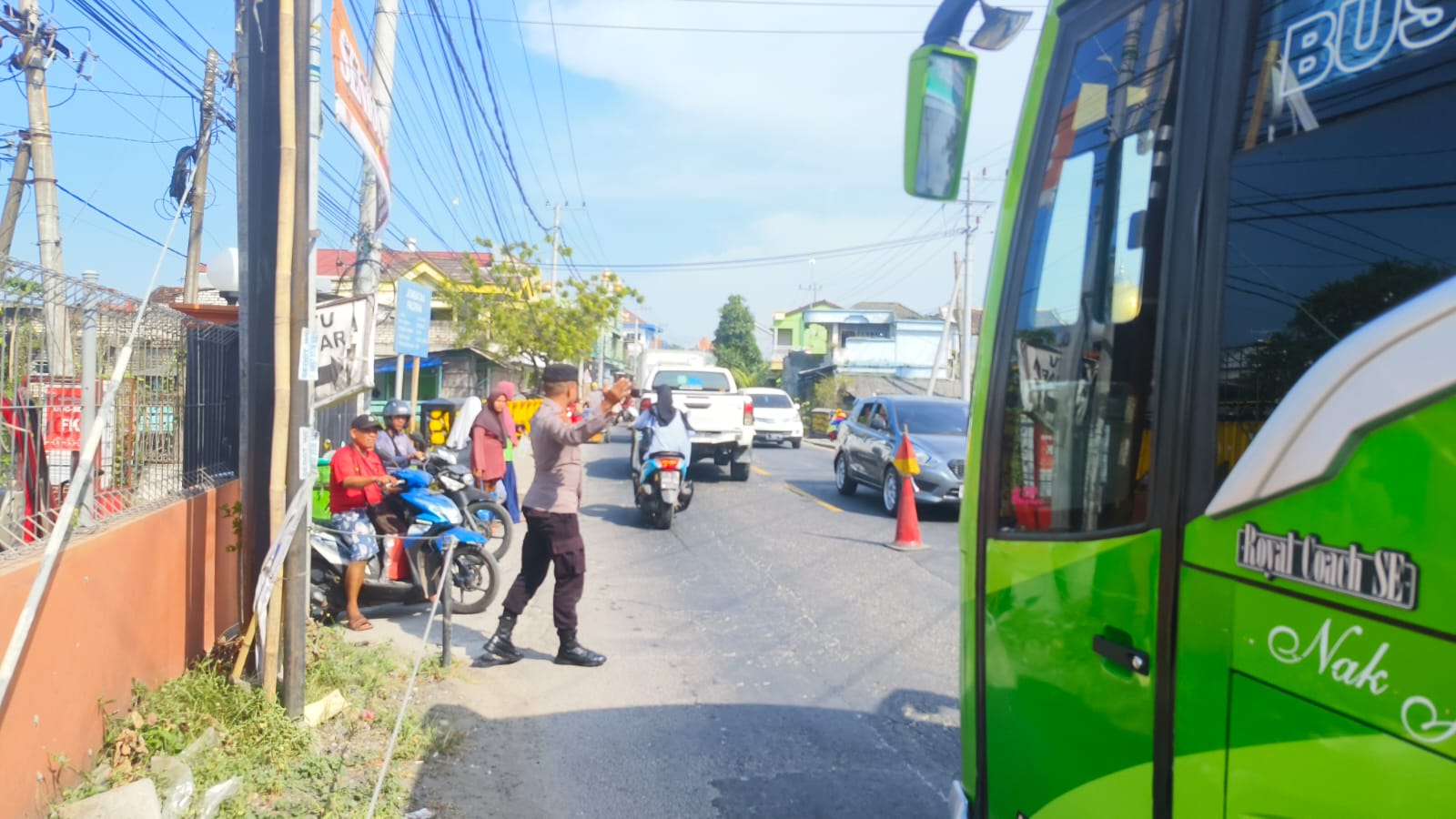 Anggota Polres Lamongan Laksanakan Kegiatan Commander Wish Pagi Hari