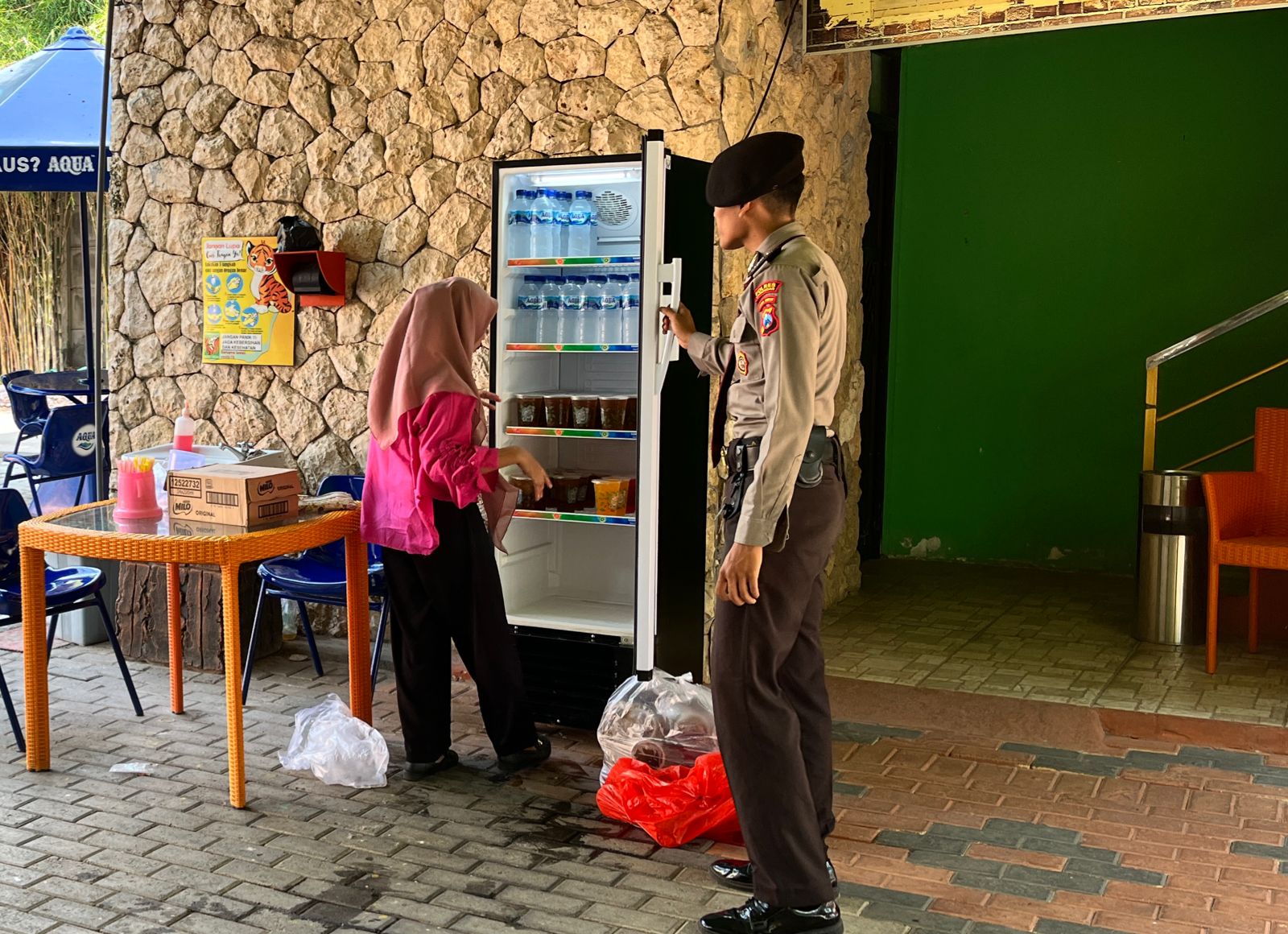 Personel Polres Lamongan Lakukan Pengamanan Di Tempat Wisata WBL Dan Maharani Zoo