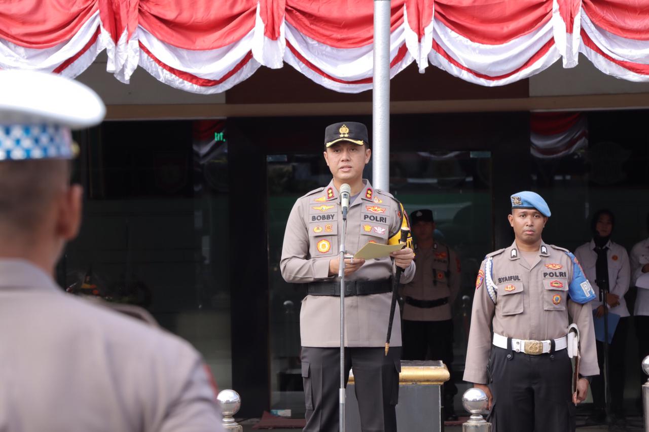Kapolres Lamongan Pimpin Upacara Laporan Kenaikan Pangkat Anggota Polri Periode 1 Juli 2024 dan PNS Polri Periode 1 Juni 2024