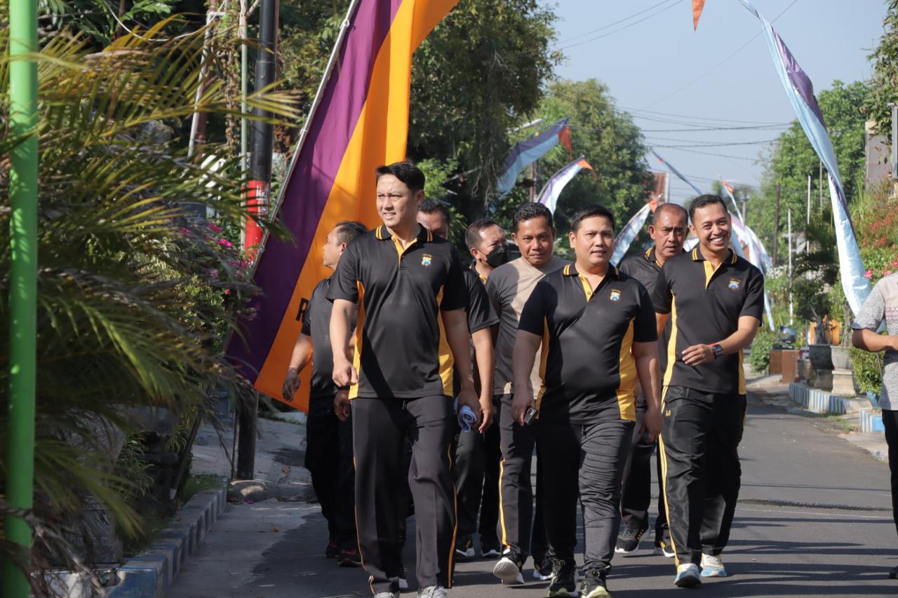 Kapolres Lamongan Pantau Langsung Situasi Wilayah Lamongan Dengan Olahraga Pagi dan Berjalan Kaki
