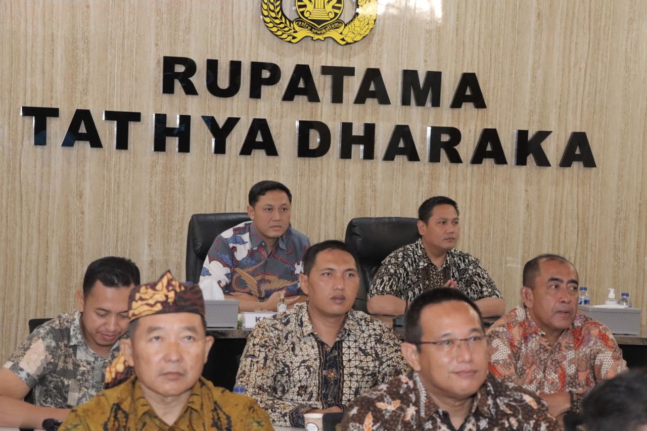 Polres Lamongan Nobar Wayang Kulit “Tumurone Wiji Sejati” di Polres Lamongan untuk HUT Bhayangkara ke-78