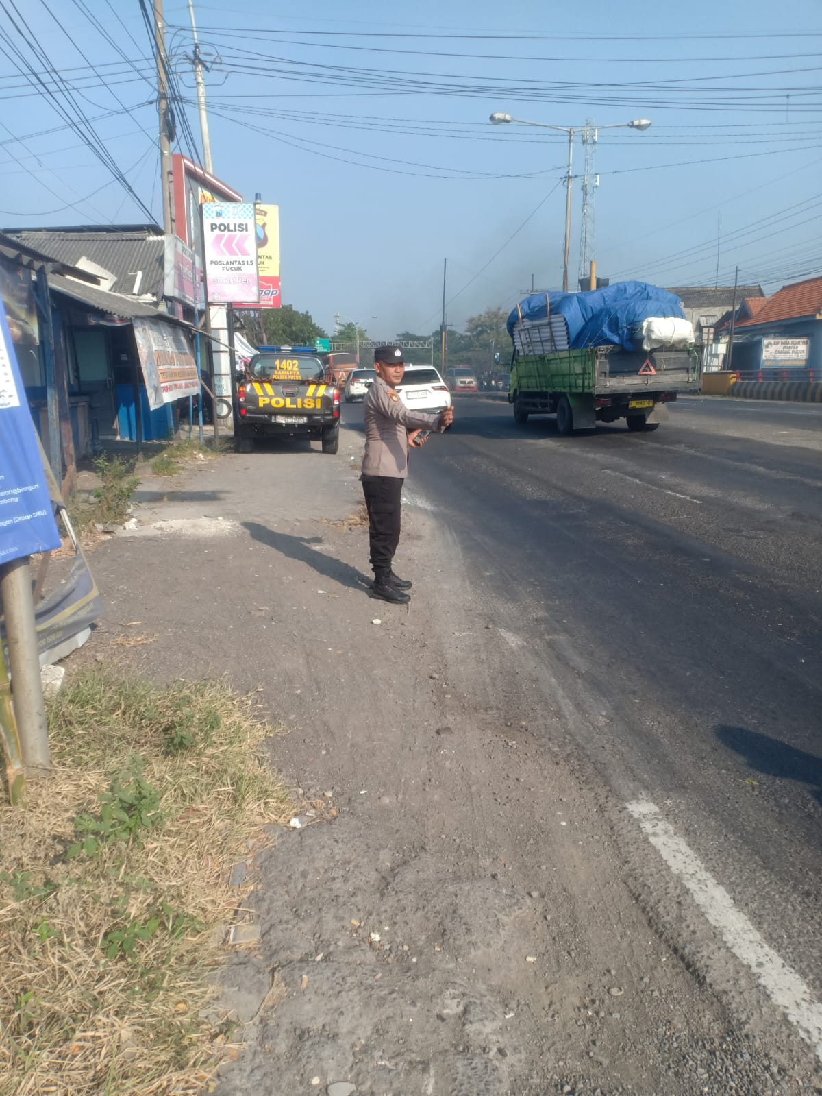 Pastikan Arus Lalin Lancar, Anggota Polres Lamongan Lakukan Commander Wish