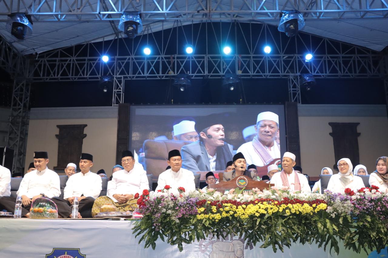 Kapolres Lamongan Hadiri Kegiatan Ngaji Bareng Gus Iqdam Dalam Rangka Peringatan 1 Muharram 1446 H