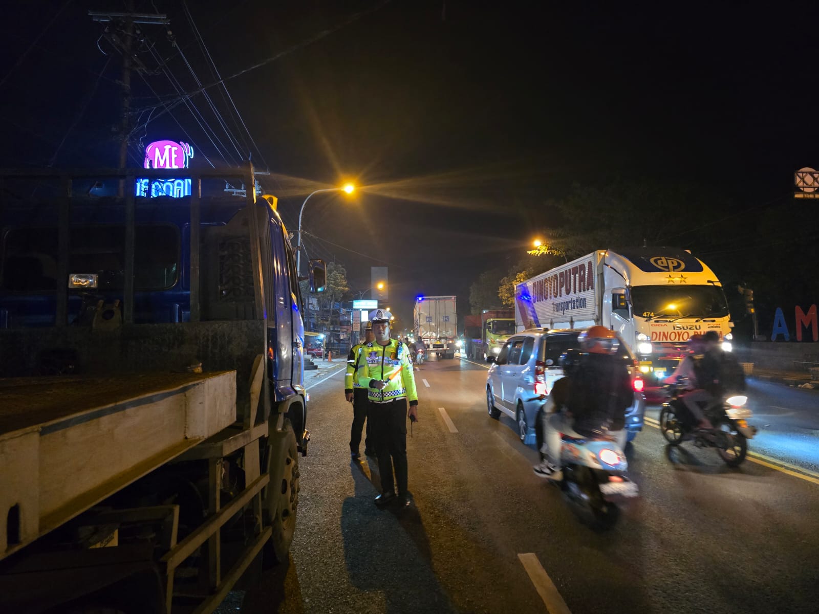 Personel Polres Lamongan Ciptakan Kondusifitas Wilayah Melalui Kegiatan Patroli Harkamtibmas