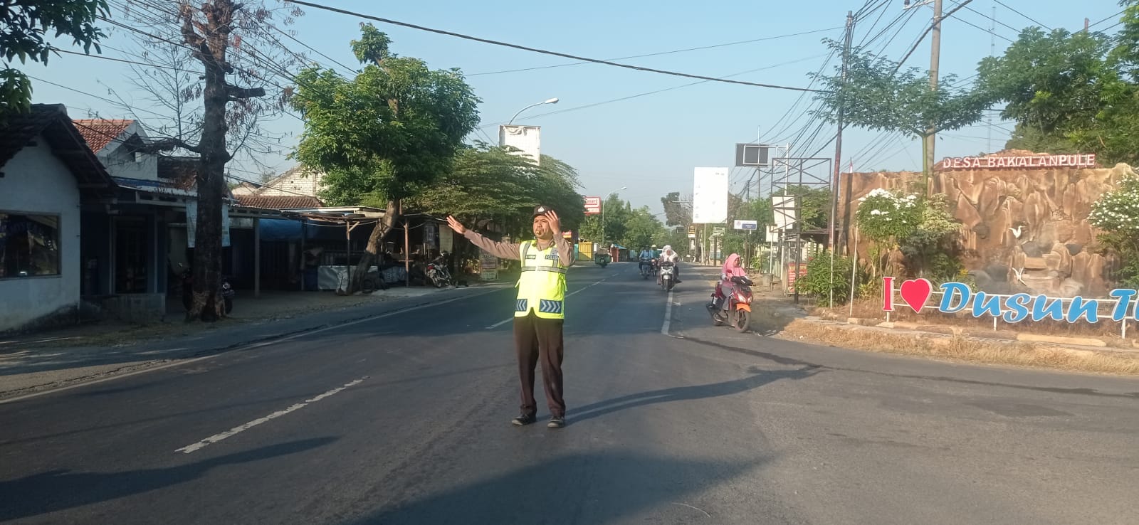 Anggota Polres Lamongan Lakukan Commander Wish, Pastikan Kelancaran Arus Lalu Lintas