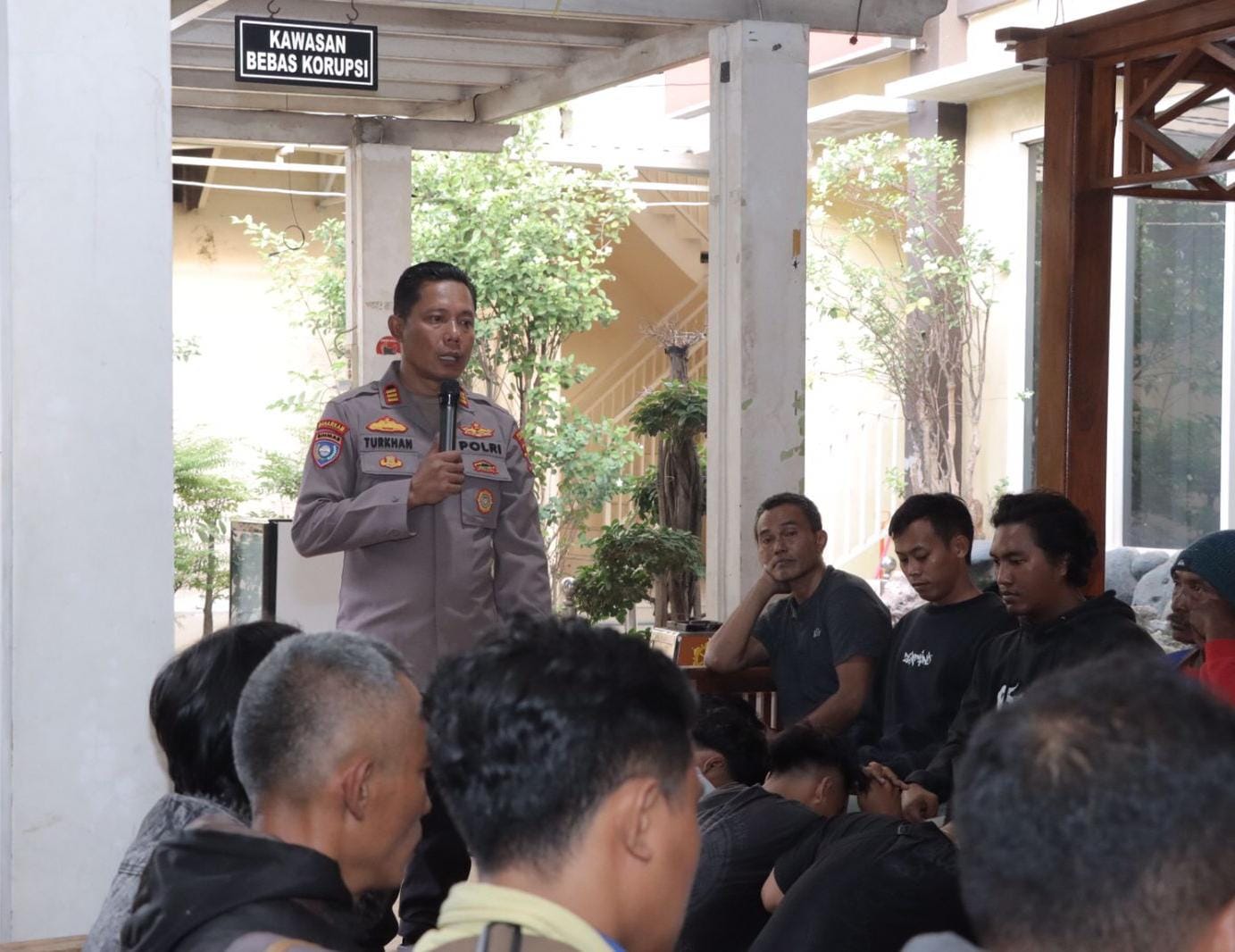 Berakhir Haru, Polres Lamongan Serahkan 38 Pelaku Aksi Konvoi kepada Pihak Keluarga