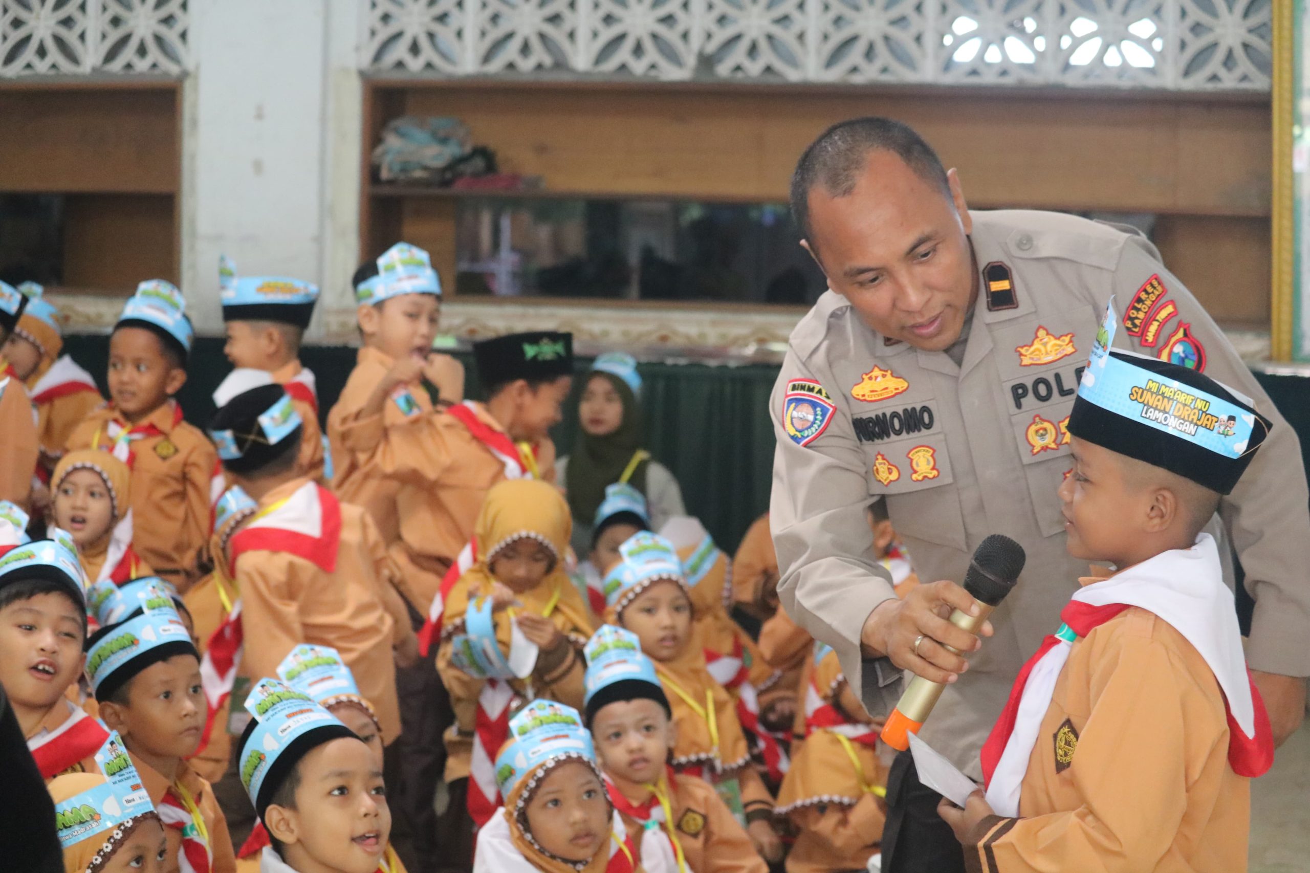 Polres Lamongan Laksanakan Binluh Pencegahan Bullying di MI Ma’arif NU Sunan Drajad