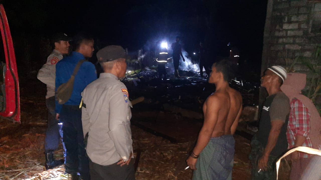 Polsek Solokuro Datangi TKP Kebakaran di Desa Payaman Solokuro