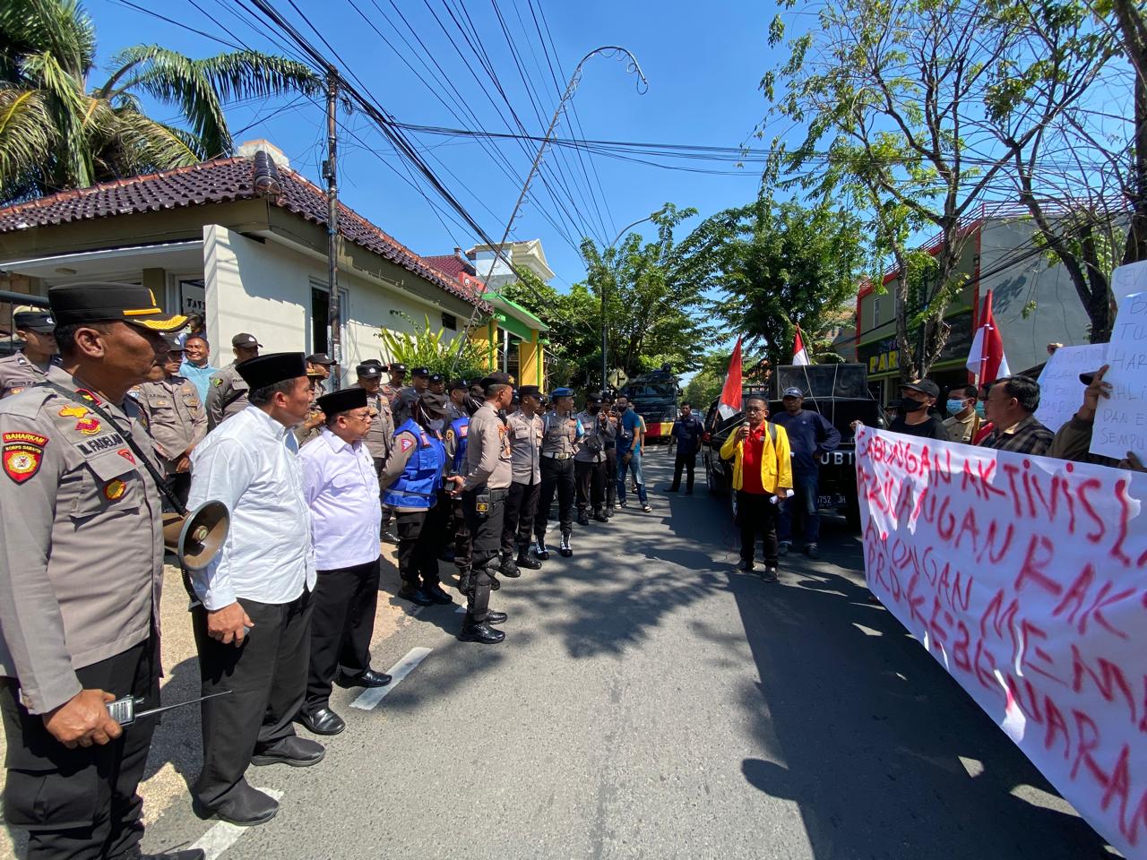 Polres Lamongan Amankan Aksi Damai Gabungan Aktivis Lamongan di Gedung DPRD