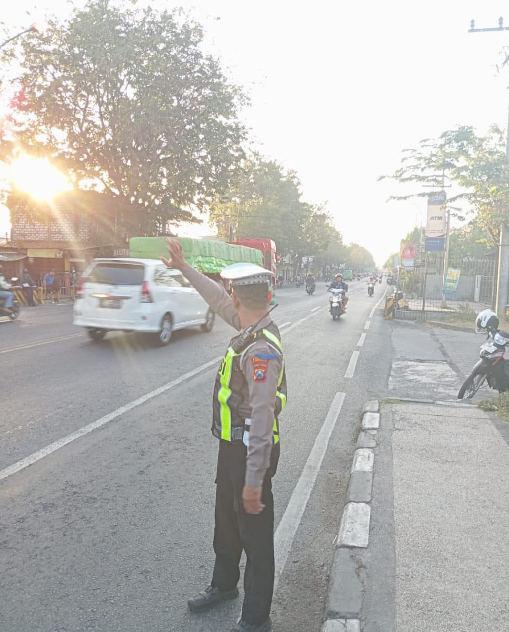 Pastikan Arus Lalu Lintas Lancar, Anggota Polres Lamongan Lakukan Commander Wish