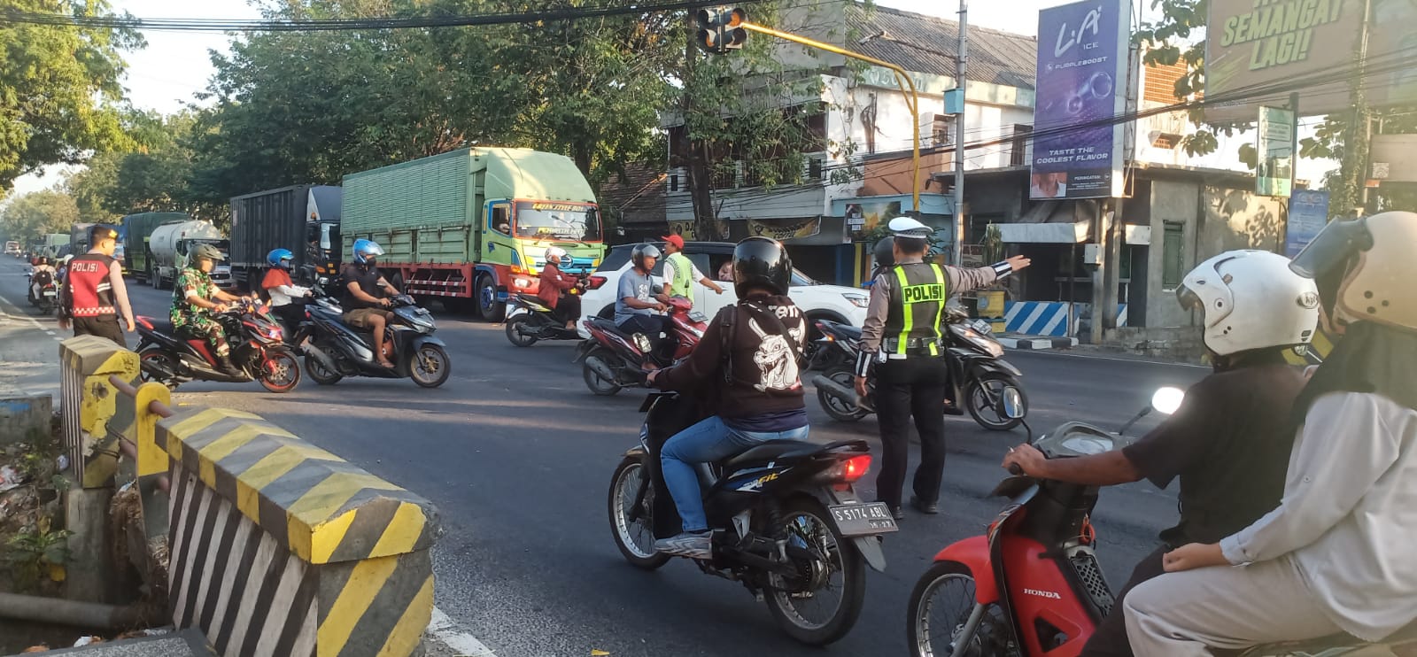 Anggota Polres Lamongan Laksanakan Commander Wish Pagi Hari