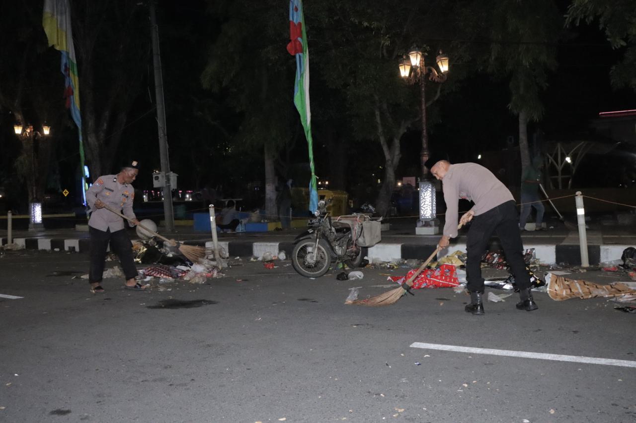 Polres Lamongan Laksanakan Pembersihan Sampah Usai Kegiatan “Lamongan Bersholawat” dalam Rangka HUT Bhayangkara Ke-78 Tahun 2024