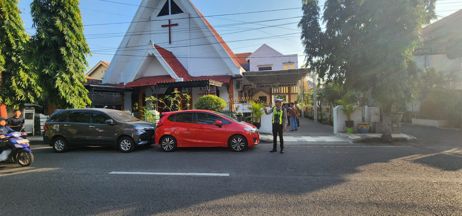 Polres Lamongan Laksanakan Pengamanan Ibadah di Gereja