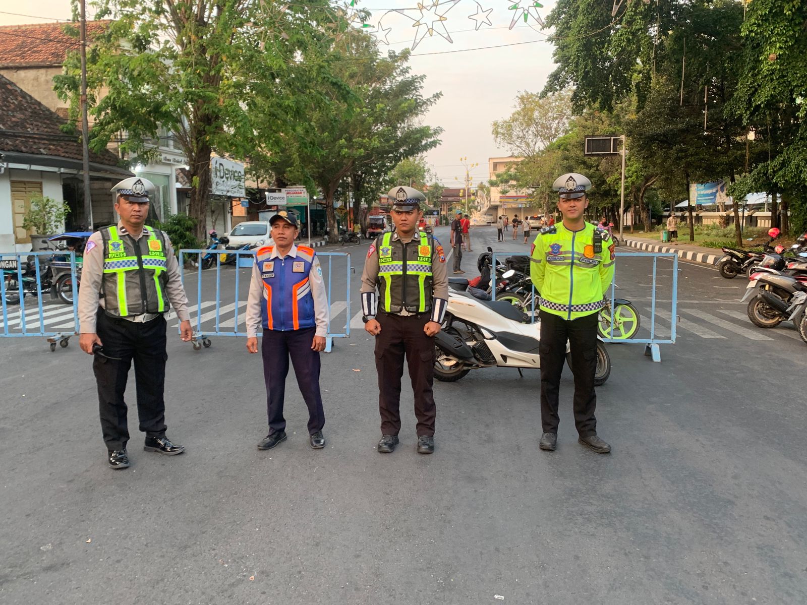 Personel Polres Lamongan Lakukan Pengamanan Minggu Ceria