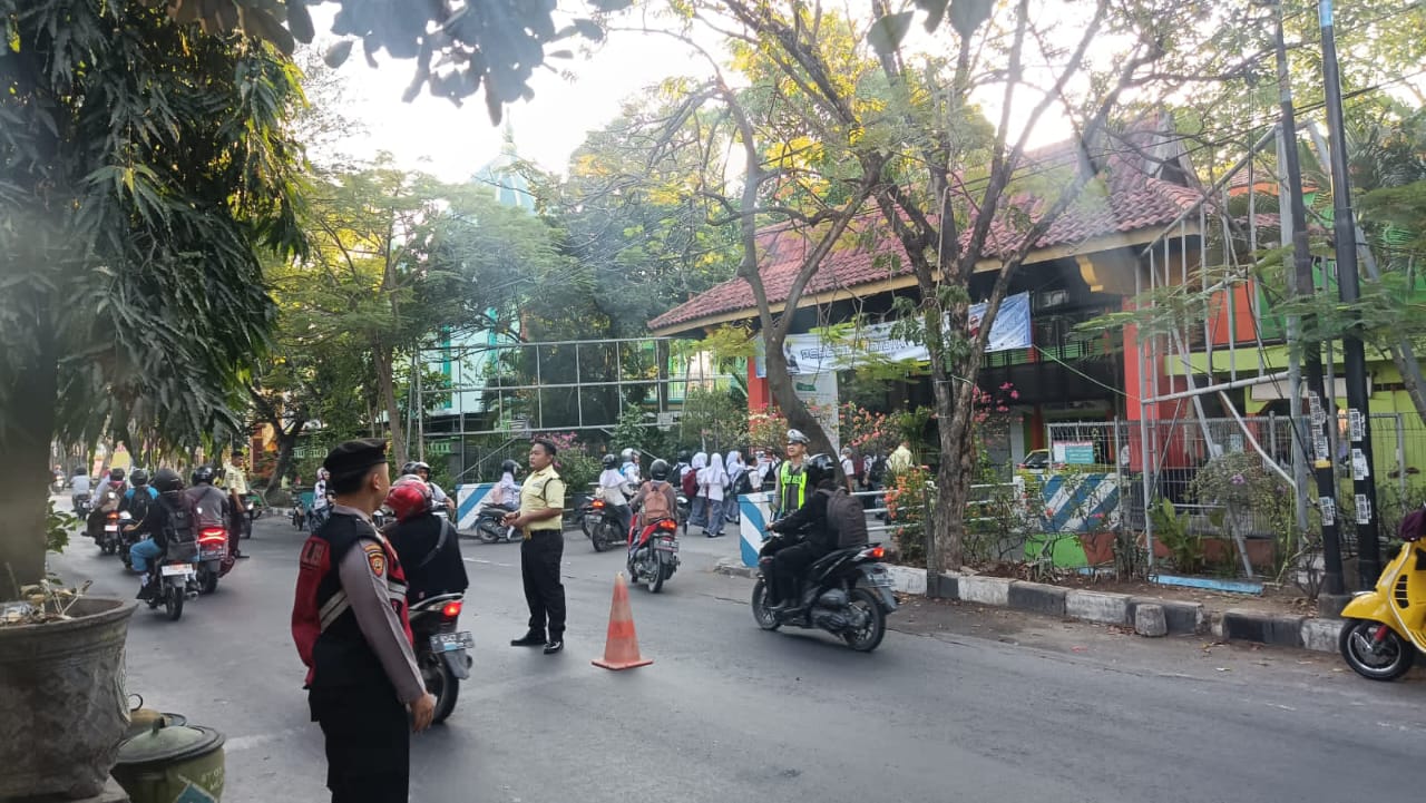 Personel Polres Lamongan Laksanakan Commander Wish Pagi Hari