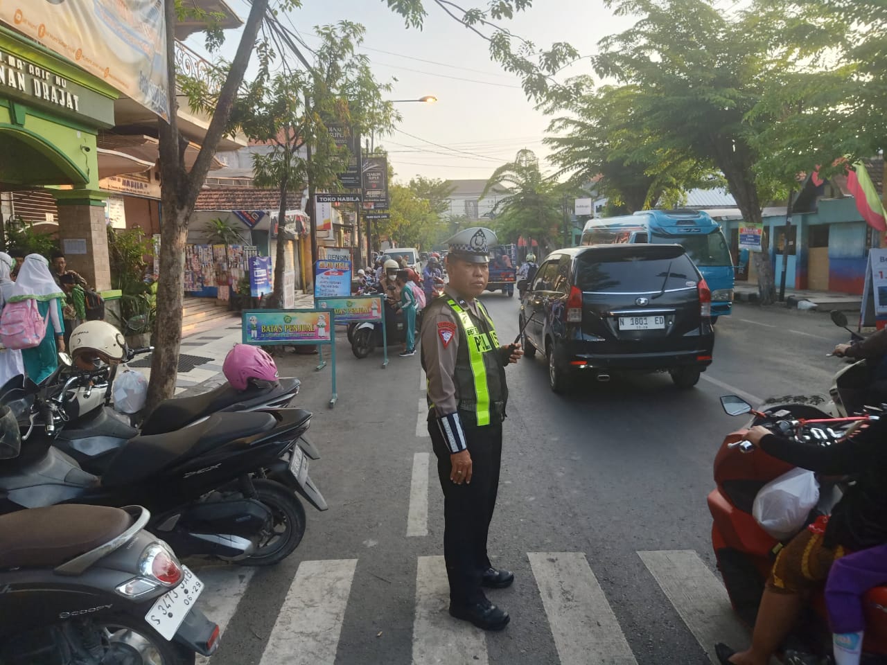 Personel Polres Lamongan Lakukan Commander Wish Pagi