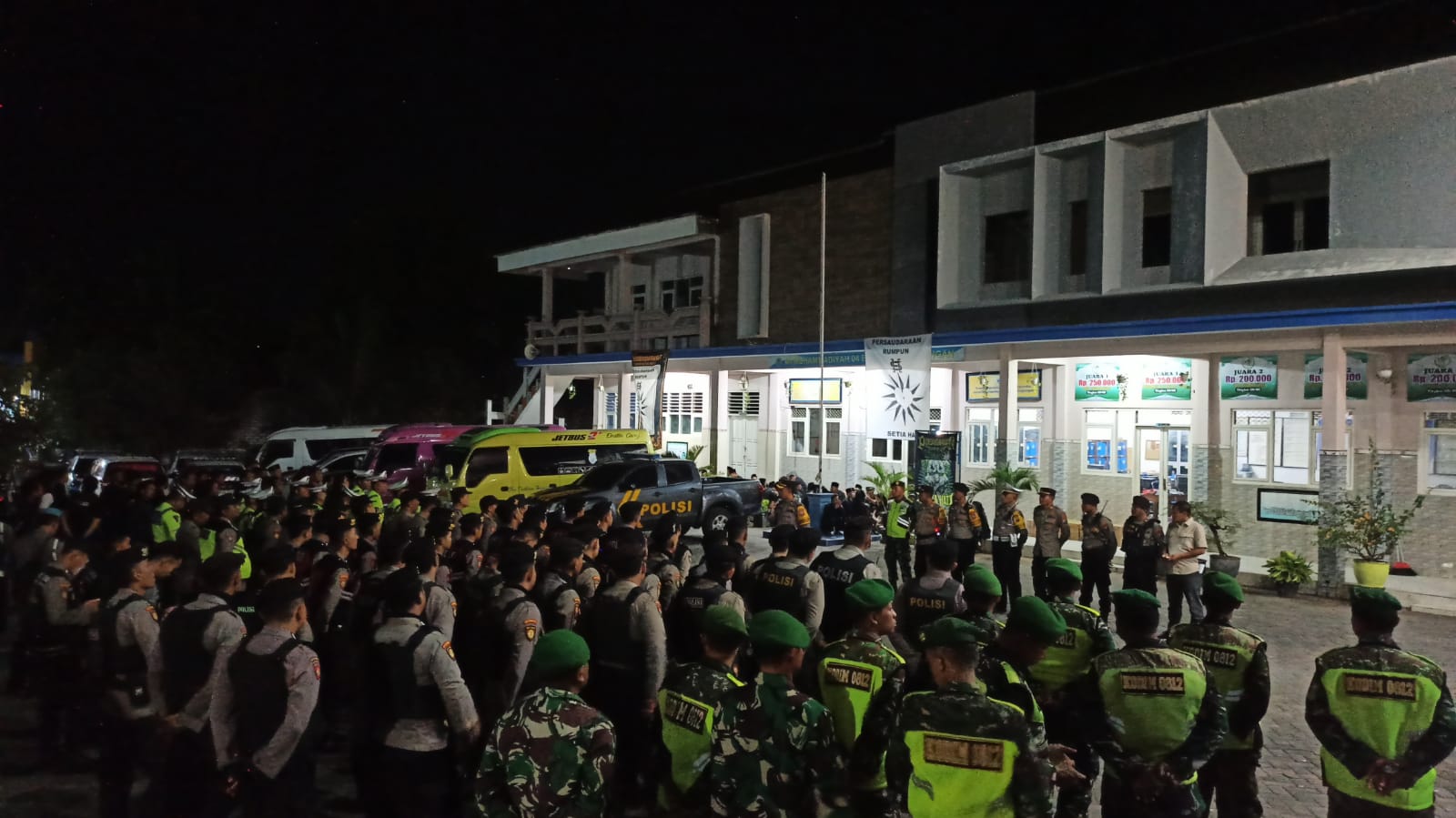 Polsek Paciran Gelar Apel Pengamanan Pengesahan Warga Baru PRSH 2024 di Blimbing
