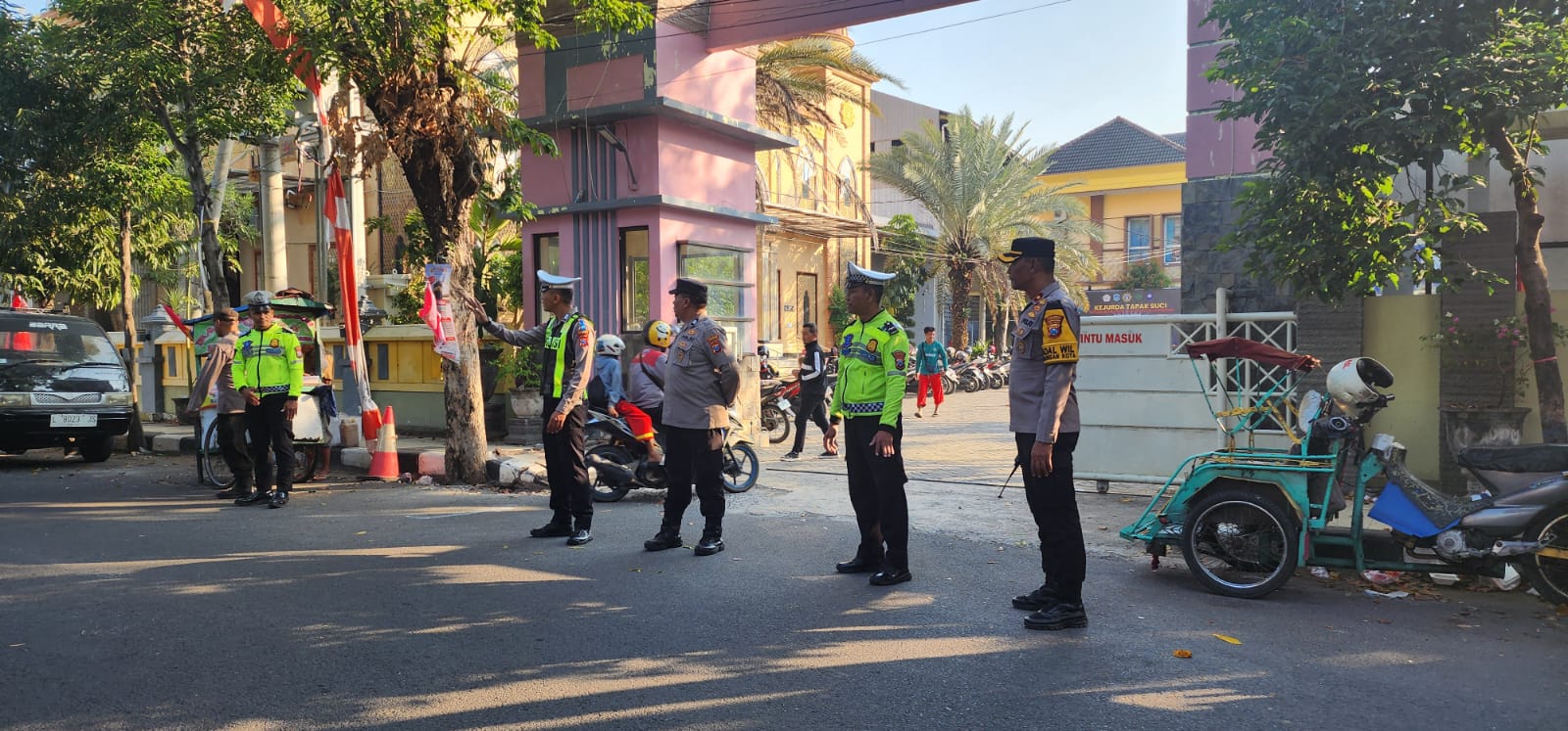 Polres Lamongan Laksanakan Strong Point Pagi untuk Kamseltibcar Lantas Aman dan Kondusif