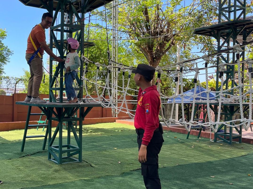 Personel Polres Lamongan Pantau Situasi Keamanan Di Tempat Wisata